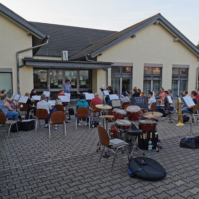 Photo by Musikalische Löwen on June 28, 2021. May be an image of one or more people and outdoors.