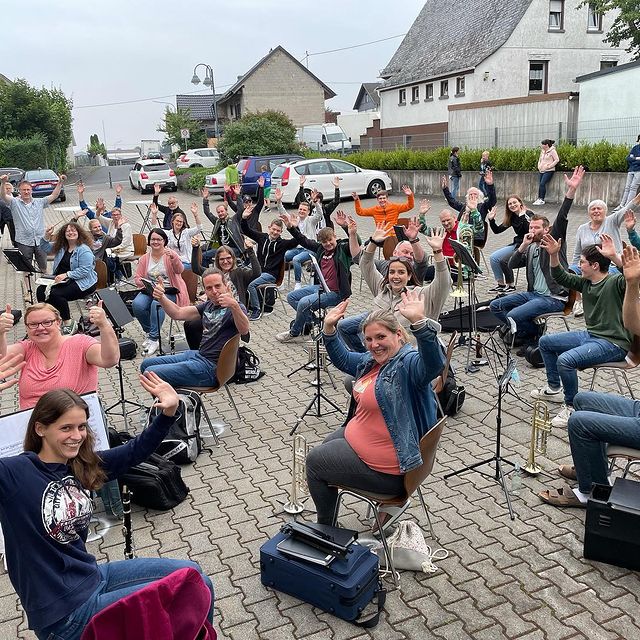 Photo by Musikalische Löwen in Nentershausen. May be an image of one or more people, people standing and outdoors.